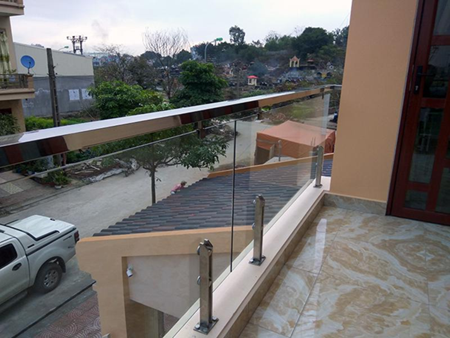 lan can kính trụ thấp